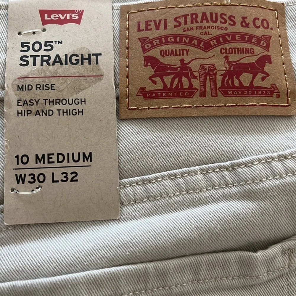 NWT Men Levi’s 505 Straight mid rise W30 L 32 khaki jeans